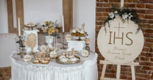 Jak zorganizować wyjątkową komunię w domu – od czego zacząć i jak ją przygotować?