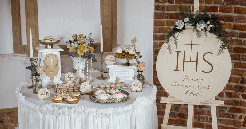 Jak zorganizować wyjątkową komunię w domu – od czego zacząć i jak ją przygotować?