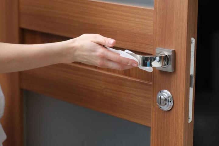 Uniknięcie zarysowań na drzwiach