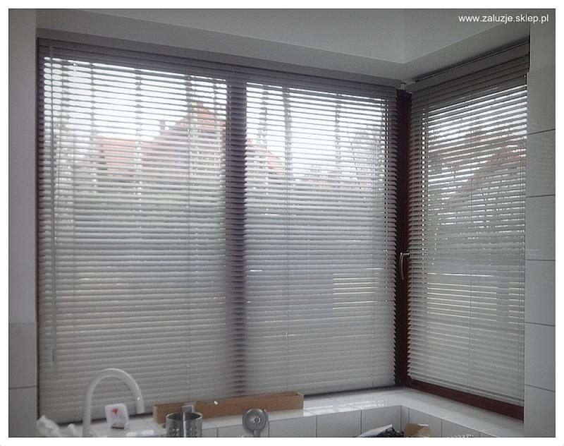 Szare żaluzje drewniane