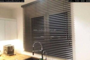 Szare żaluzje drewniane – inspiracje z nowoczesnych aranżacji wnętrz od najlepszych dekoratorów