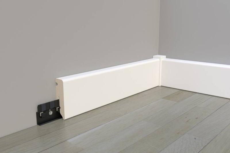 Montaż listew za meblami