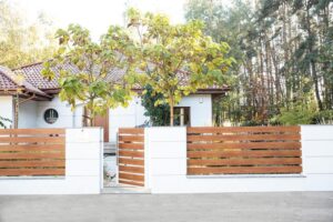 Czy można stawiać płot przy płocie? Praktyczne porady dotyczące budowy ogrodzenia