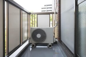 Jak skutecznie odprowadzać skropliny klimatyzacji z pojemnika na balkonie?