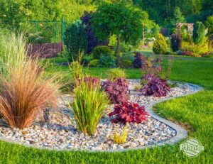 Niebanalne propozycje aranżacji z rabatą żwirową w Twoim ogrodzie