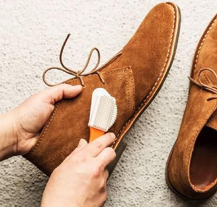 Usuwanie plam z butów zamszowych