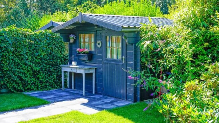 Czy na działkach ROD można mieszkać? Prawo mówi swoje!