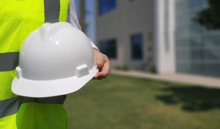 Jak wybrać kierownika budowy, który spełni oczekiwania i ile to kosztuje?