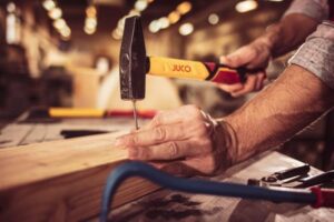 Skuteczne sposoby na wyjęcie kolek ze ściany – praktyczne porady dla każdego majsterkowicza